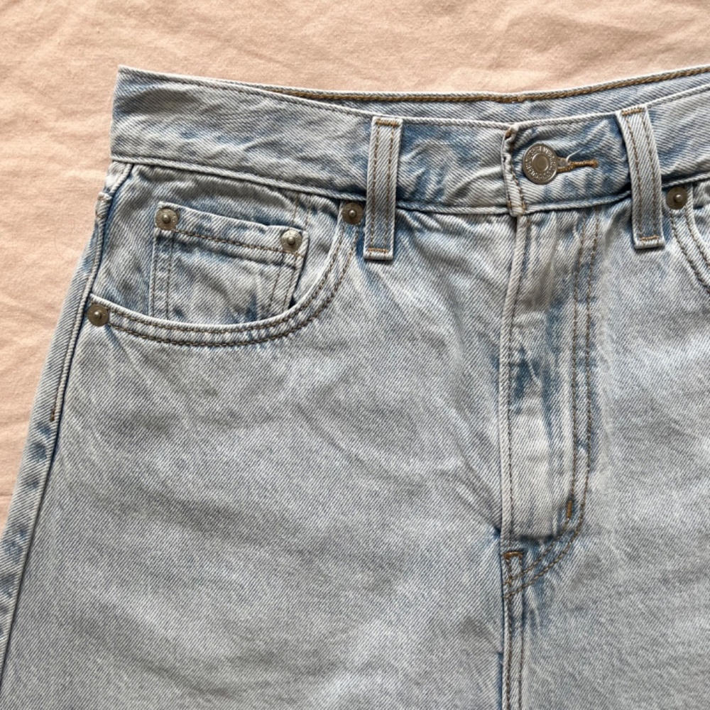 Levi's Light Wash Denim Jean Shorts - Picture 7 of 12